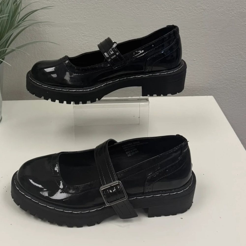torrid 6.5WW Black Patent Mary Jane Lug Sole Shoes - Picture 3 of 6